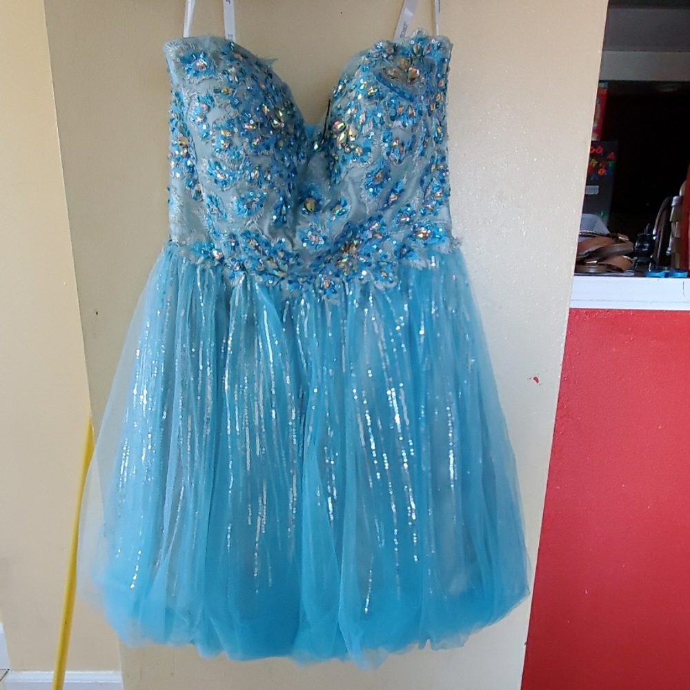 Inam selling a baby blue short prom dress .